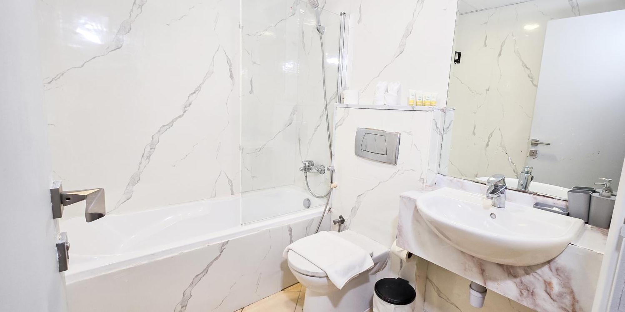 Renovated Cozy One Bed D2-1007 Апартаменти Дубай